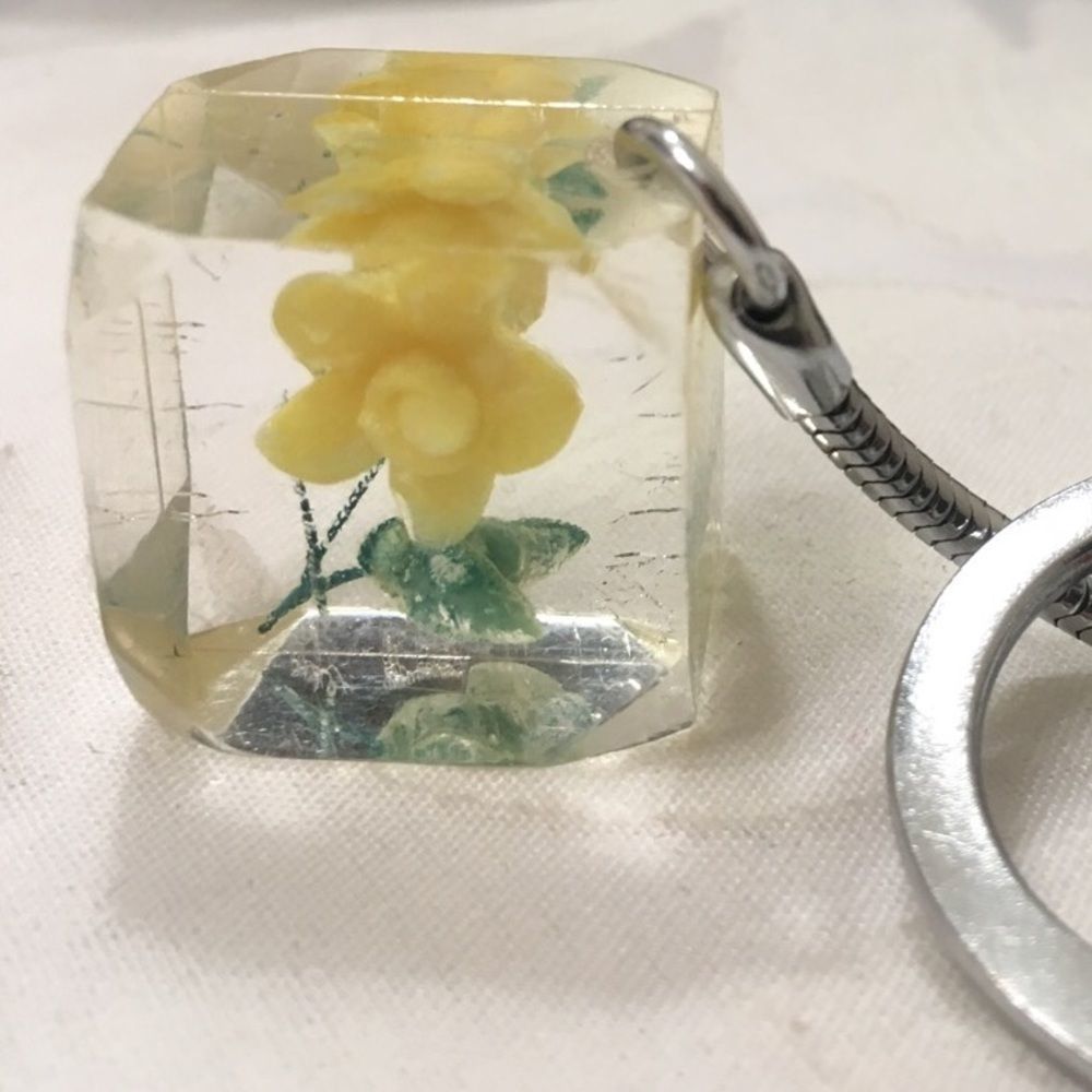 Vintage Lucite Cubed Flower Key Chain - Picture 3 of 3